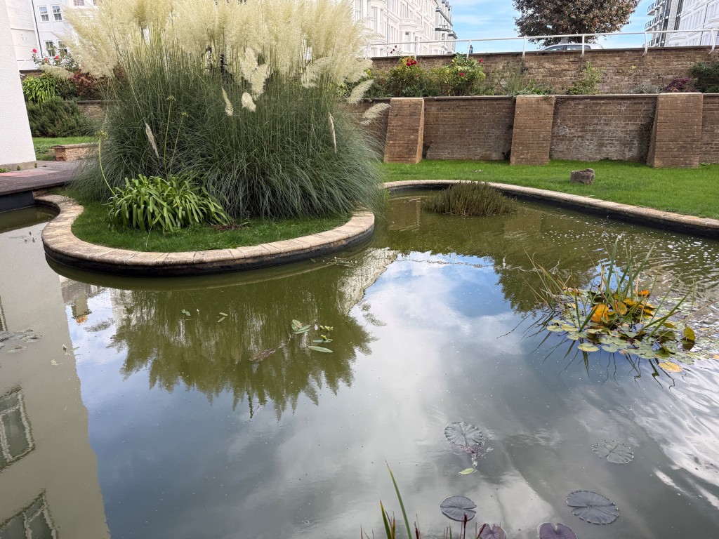 Lot: 130 - TWO-BEDROOM GROUND FLOOR FLAT IN NEED OF UPDATING CLOSE TO SEAFRONT - Ornamental lake with walled gardens